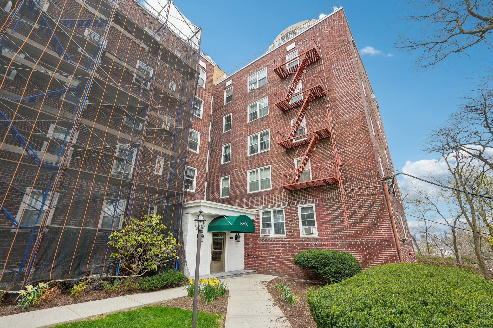 8300 Boulevard E-1704-004.jpg