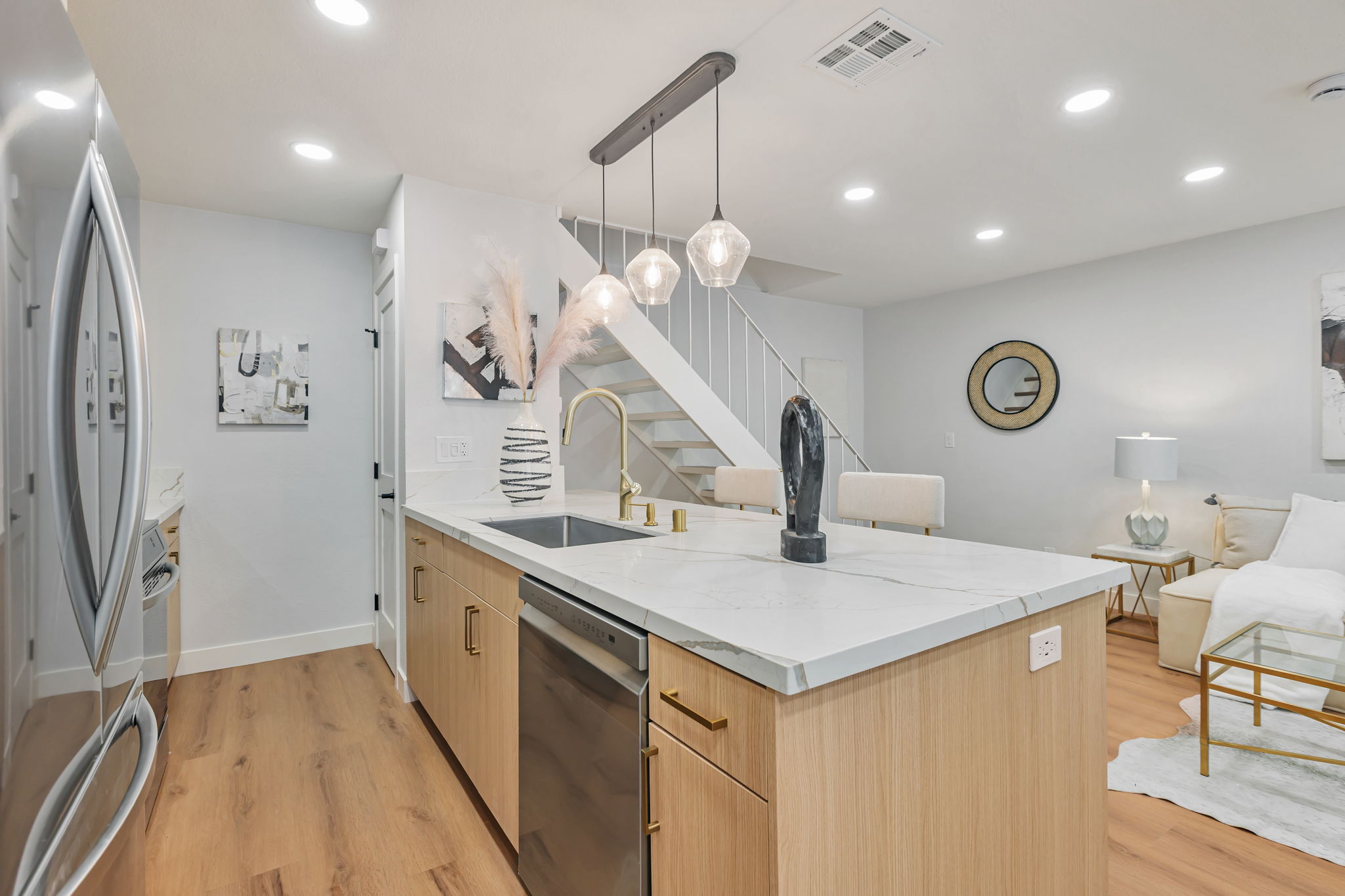 010_832 Gilchrist Dr 3