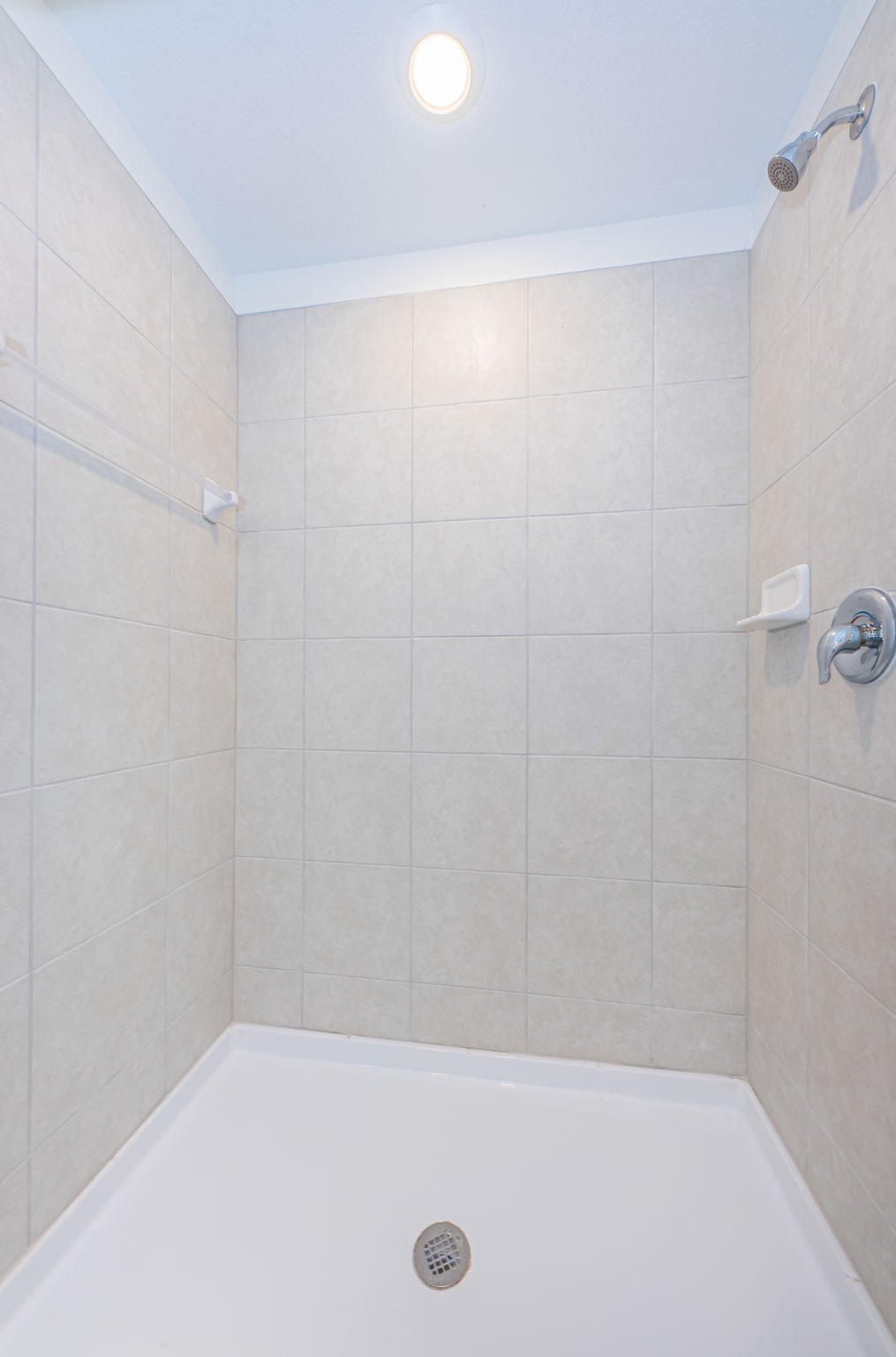 Upper Level Master Bathroom1b-2