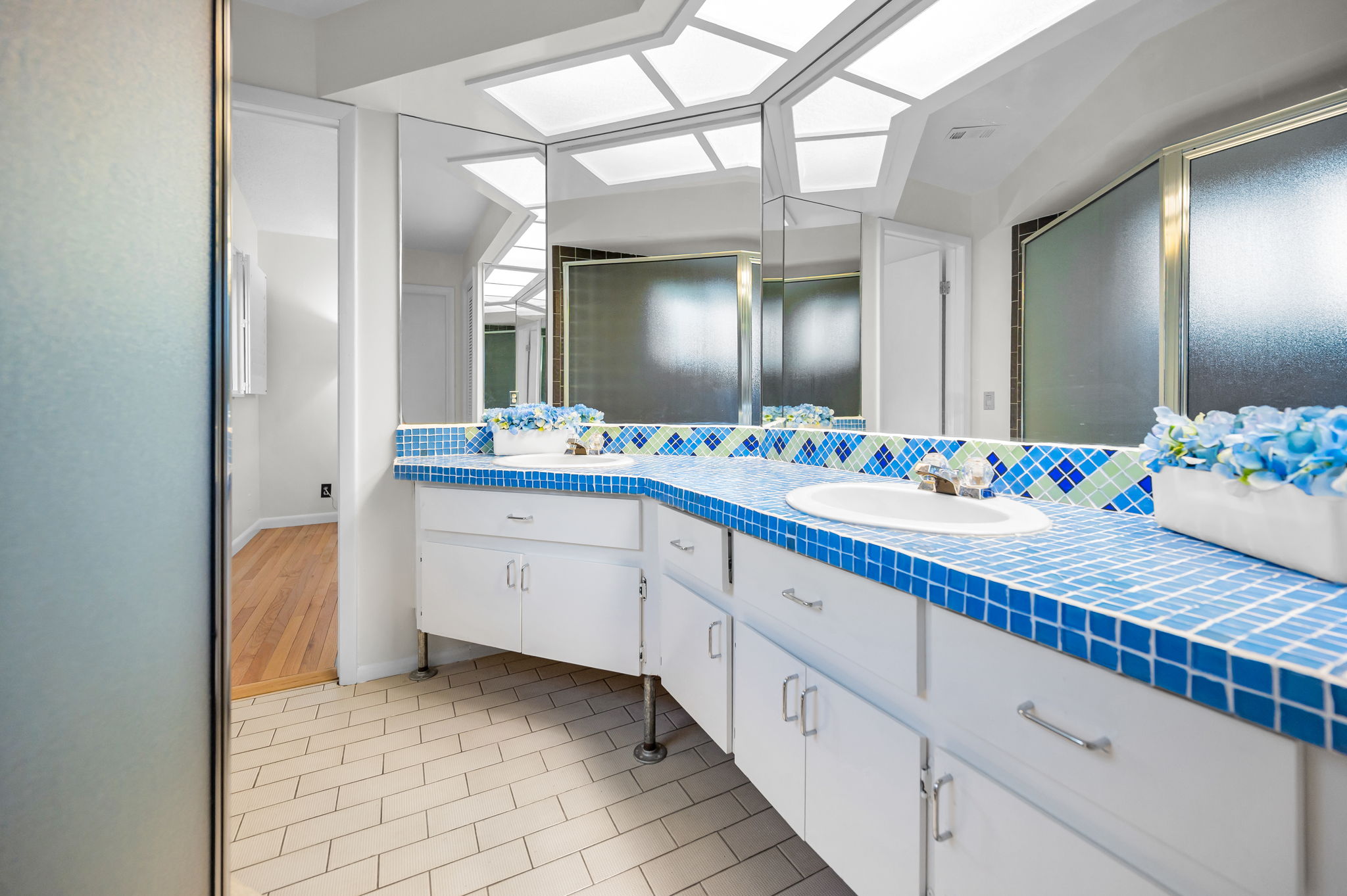 Jack n Jill Bathroom2c