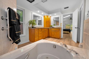 Master Bathroom1e