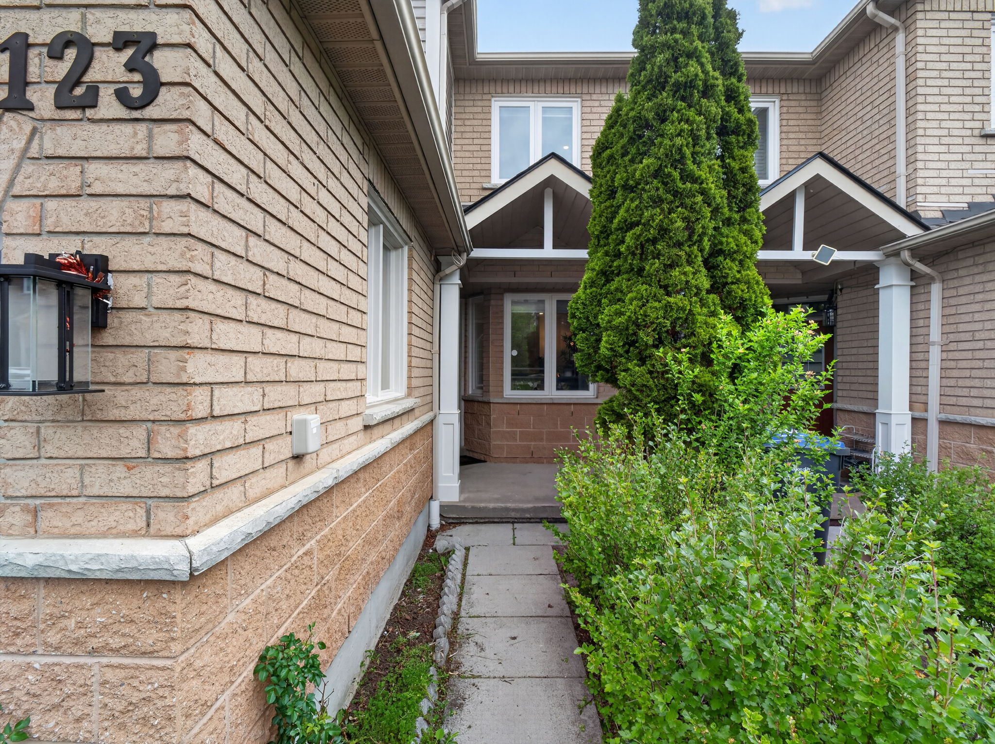 833 Scollard Ct Unit 123 Mississauga, ON L5V 2B4