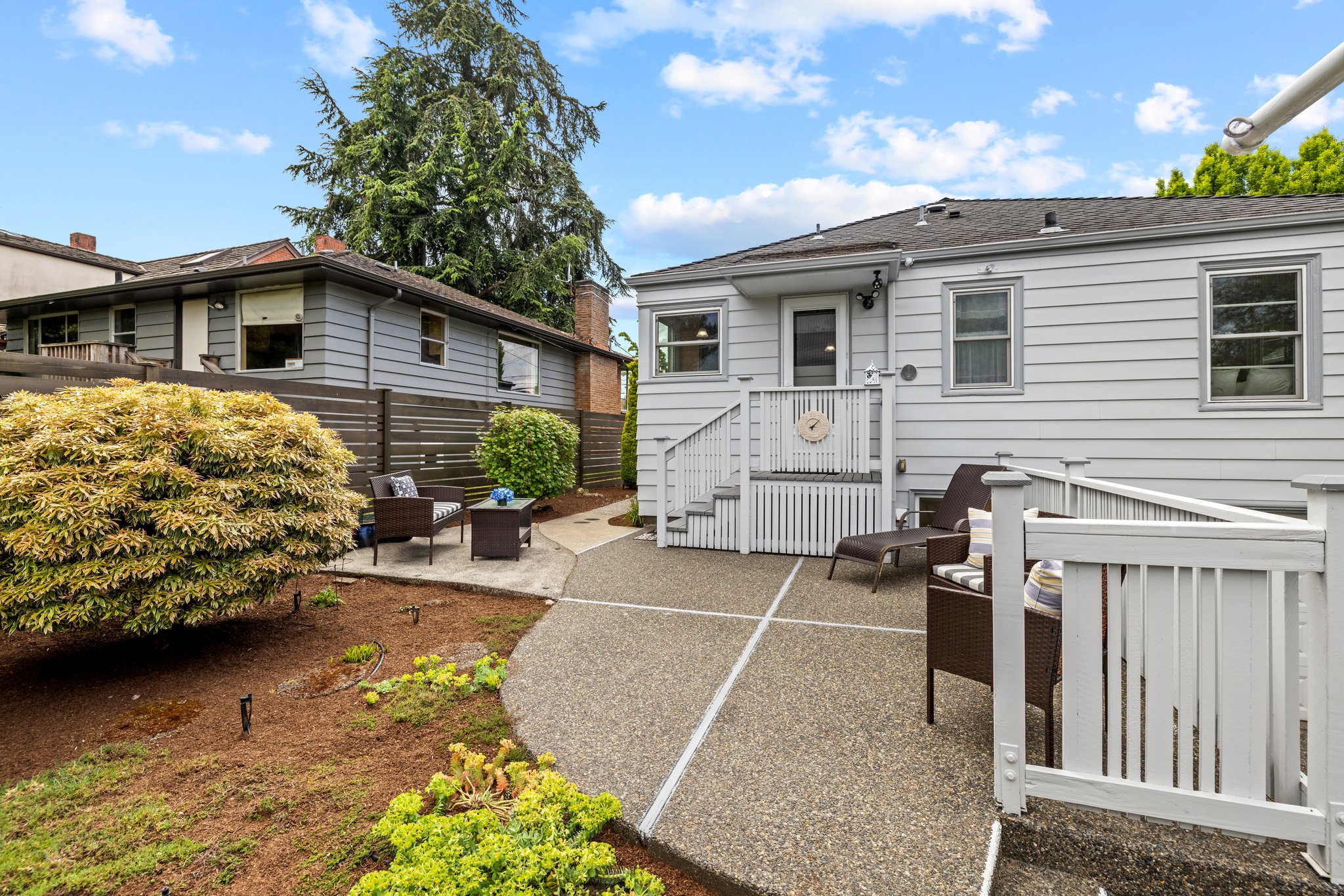 well maintained, also has sprinkler system