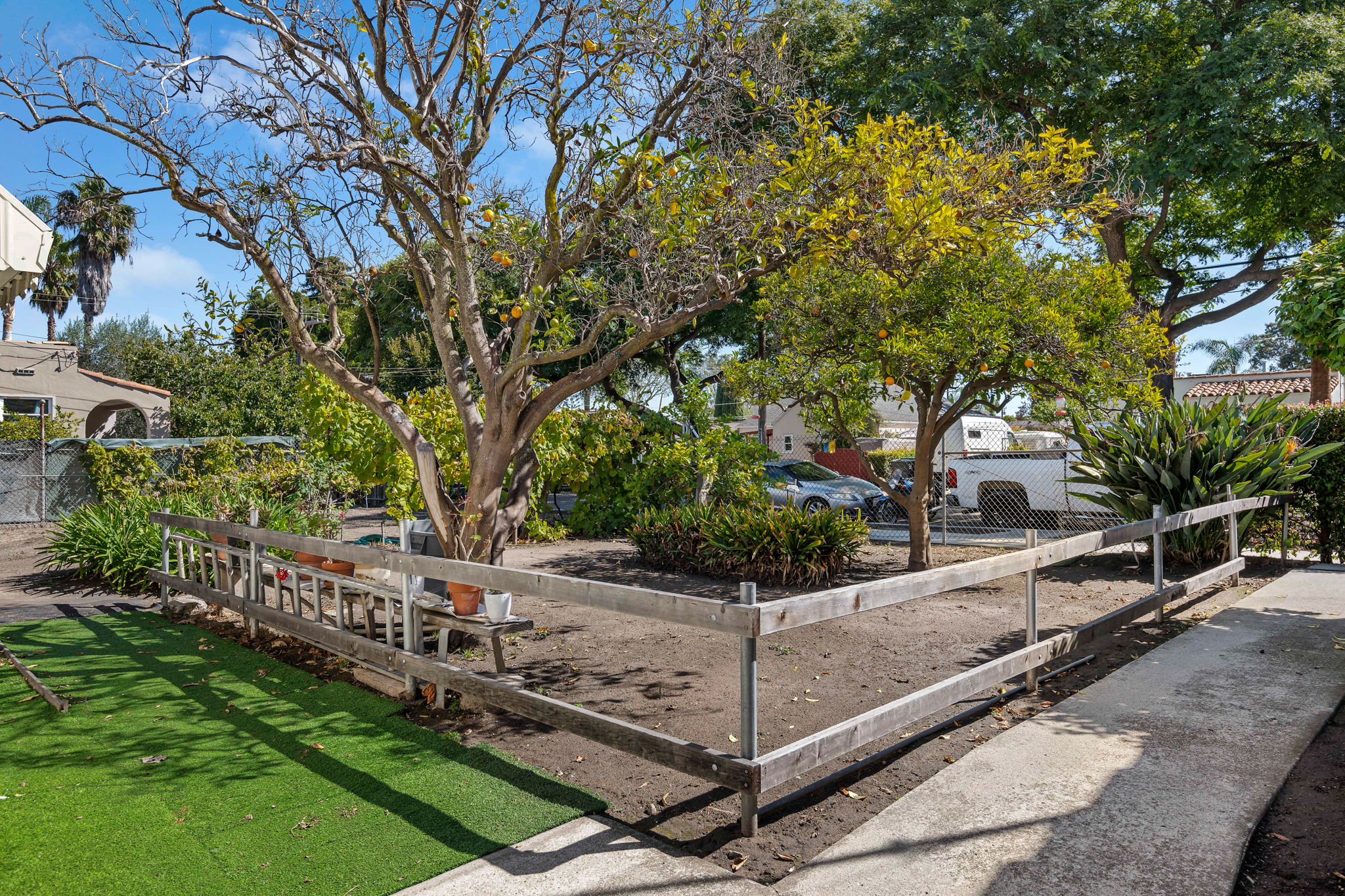 16 - Guest House - Yard