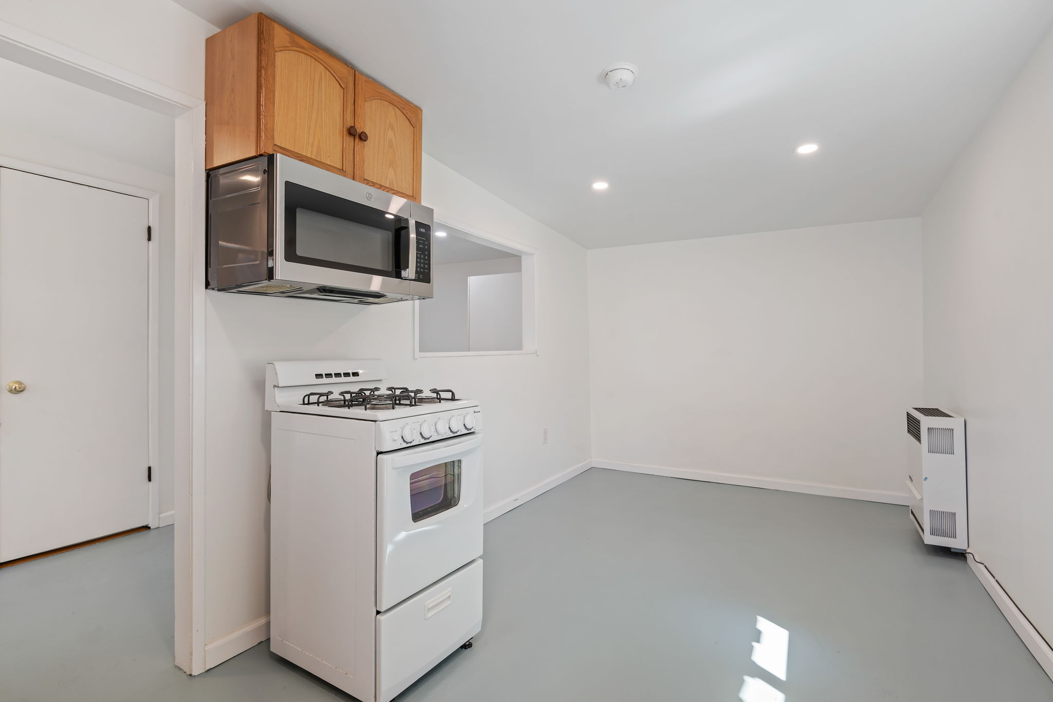 17 - Guest House - Living Room & Kitchen