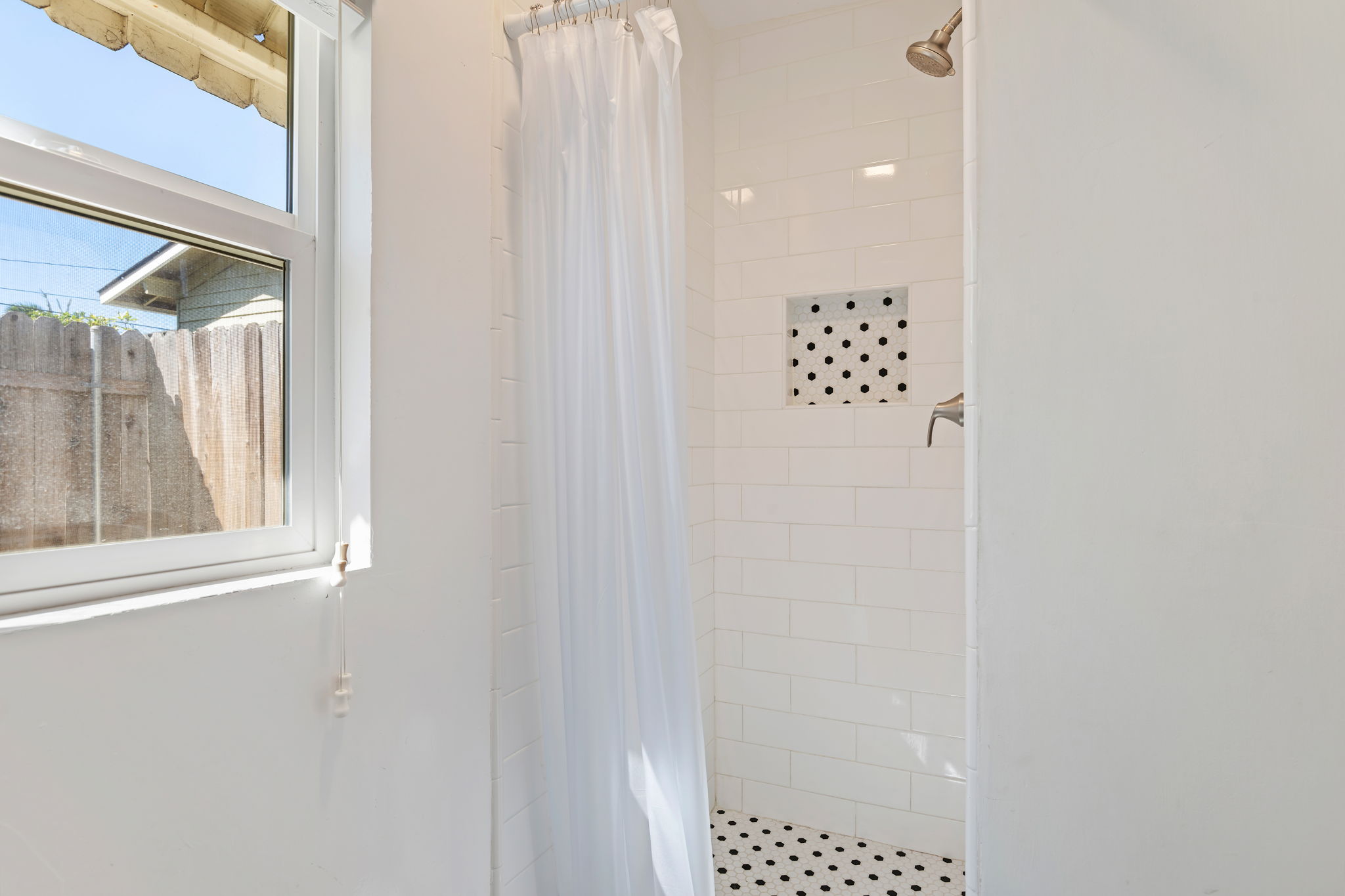 21 - Guest House - Shower
