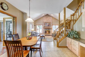 12 Eat-in Kitchen