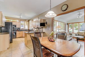 13 Eat-in Kitchen