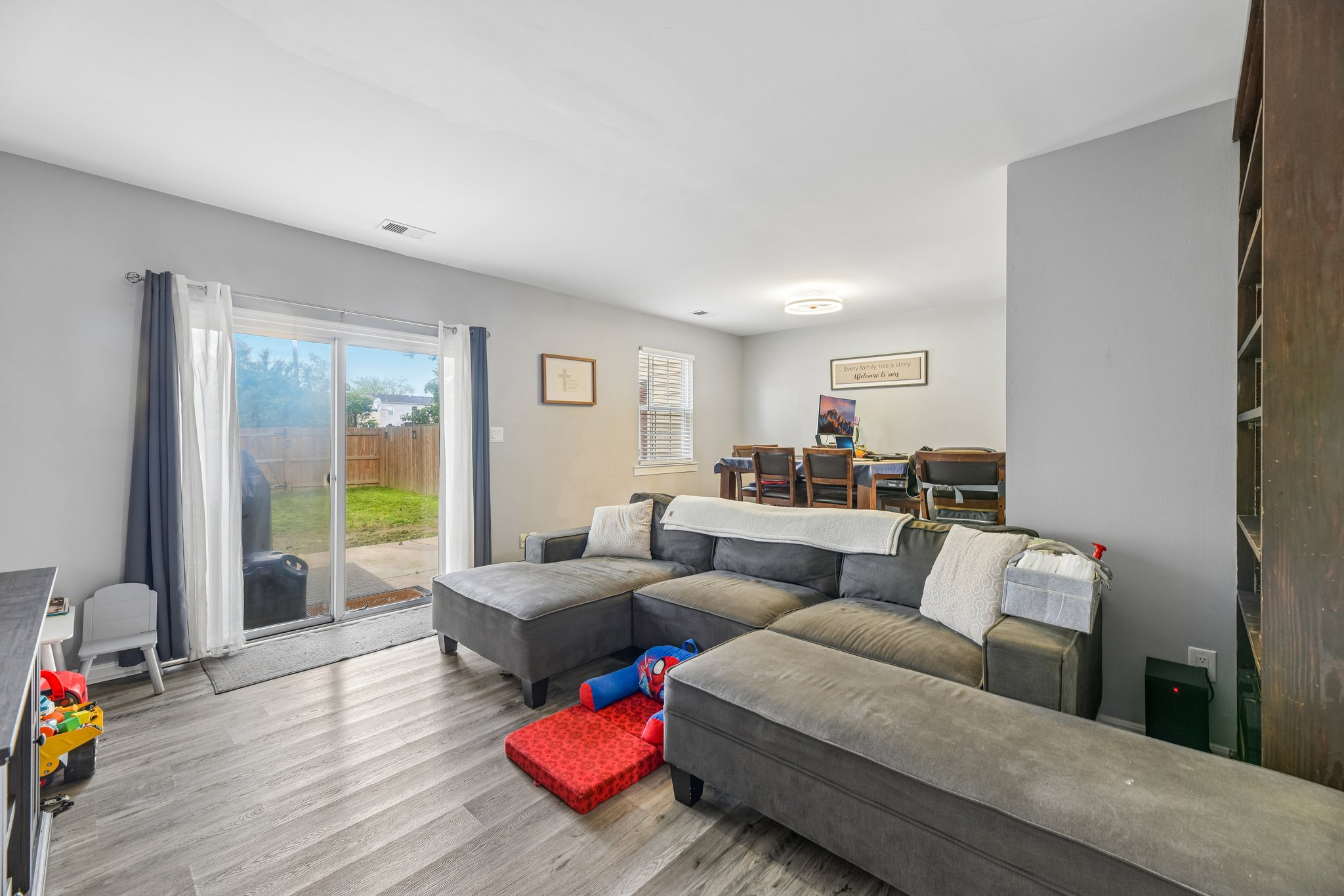 Holly Dr-S1105-011.jpg