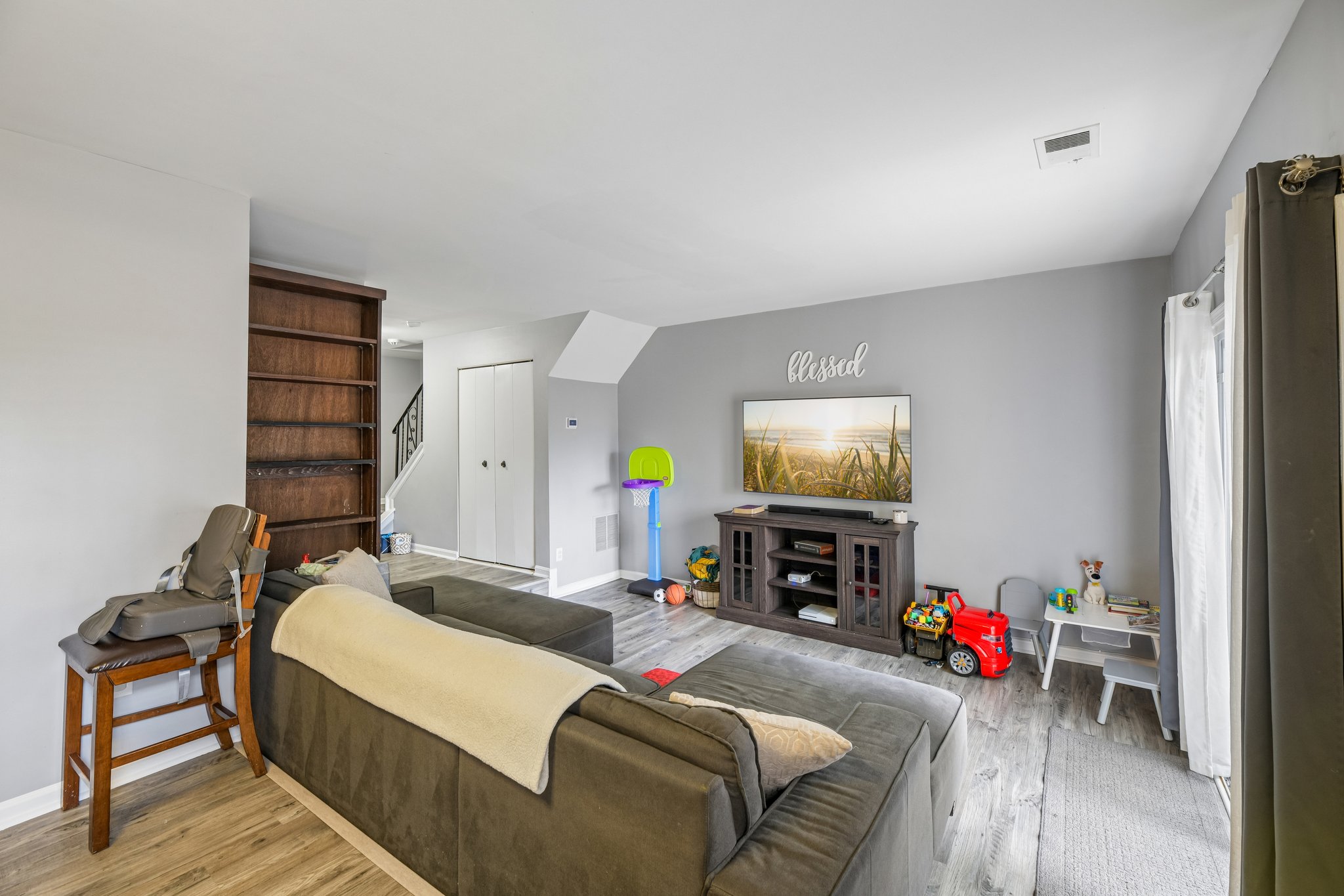Holly Dr-S1105-015.jpg