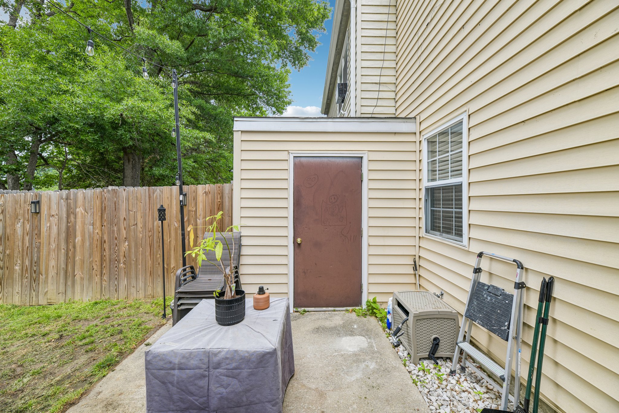 Holly Dr-S1105-055.jpg