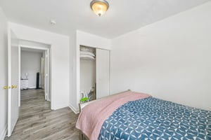 Holly Dr-S1105-029.jpg