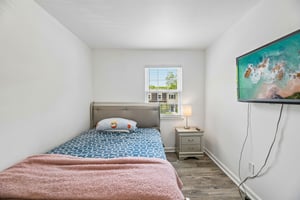 Holly Dr-S1105-031.jpg