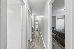 Holly Dr-S1105-035.jpg