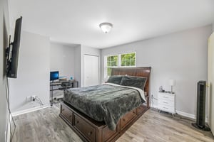Holly Dr-S1105-037.jpg