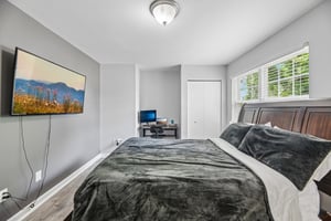 Holly Dr-S1105-041.jpg