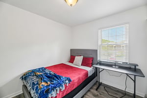 Holly Dr-S1105-043.jpg