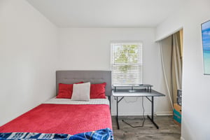 Holly Dr-S1105-045.jpg