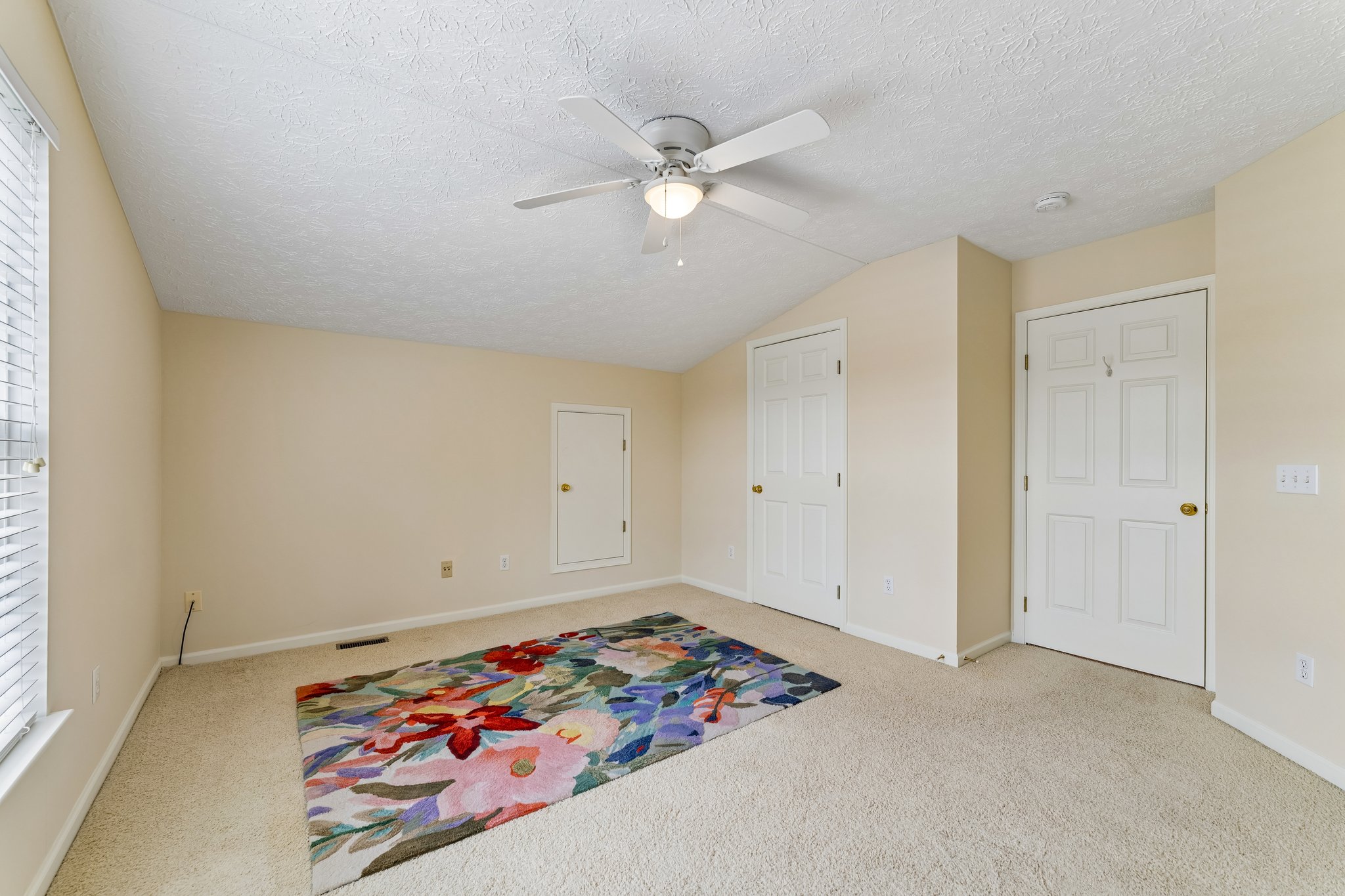 Willow Creek Dr-S0105-021.jpg