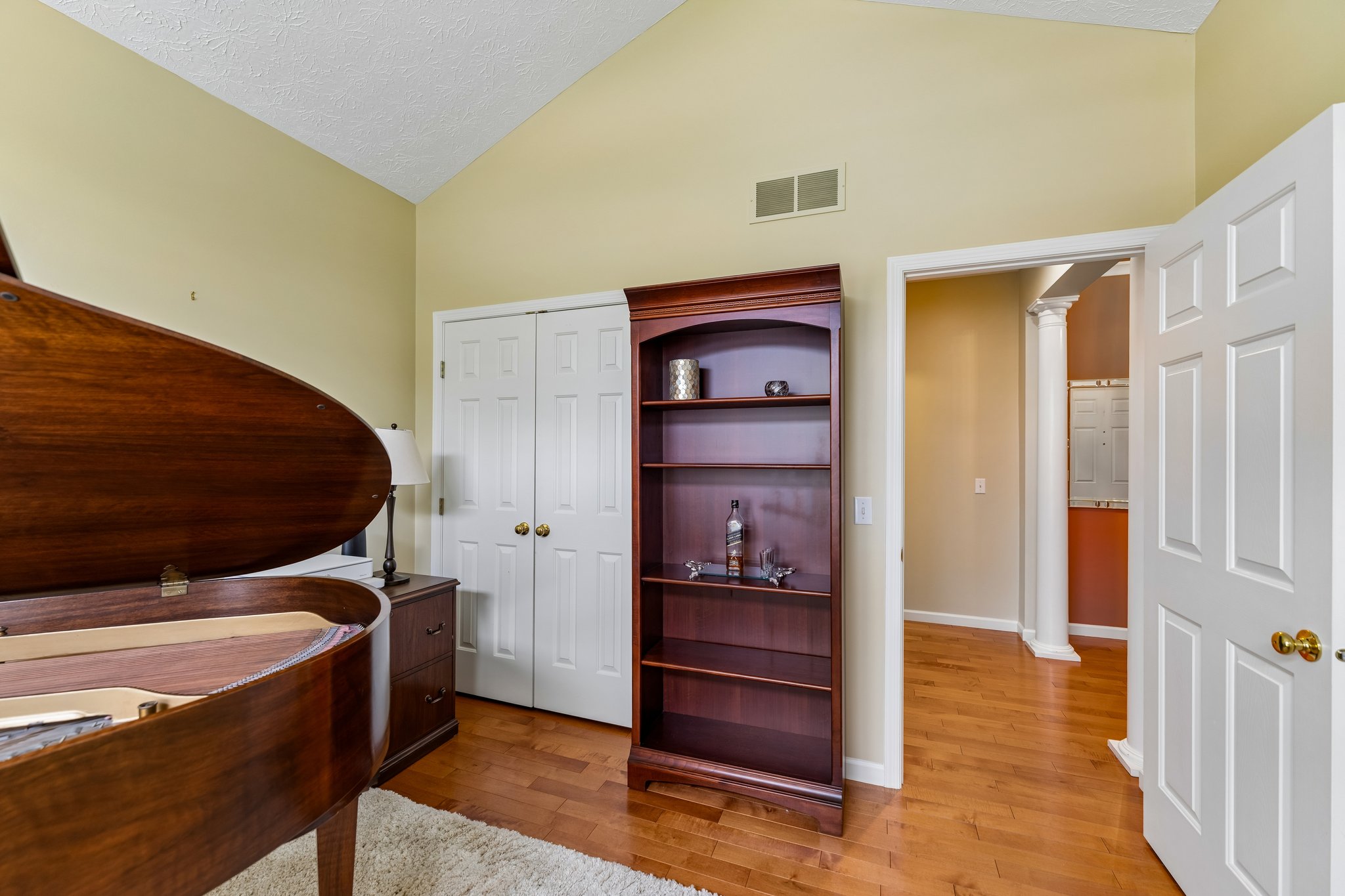 Willow Creek Dr-S0105-048.jpg