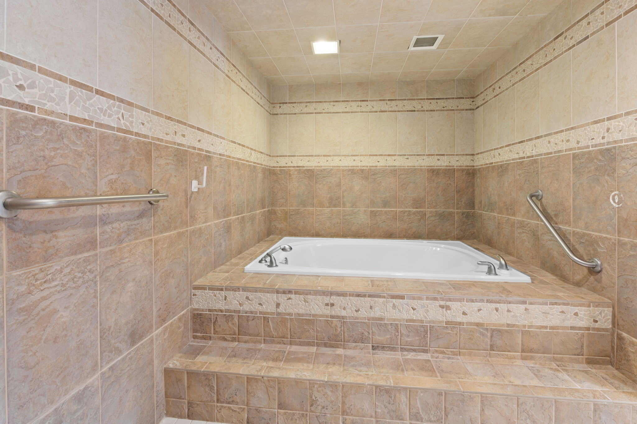 dual shower, jetted tub, steam room combo
