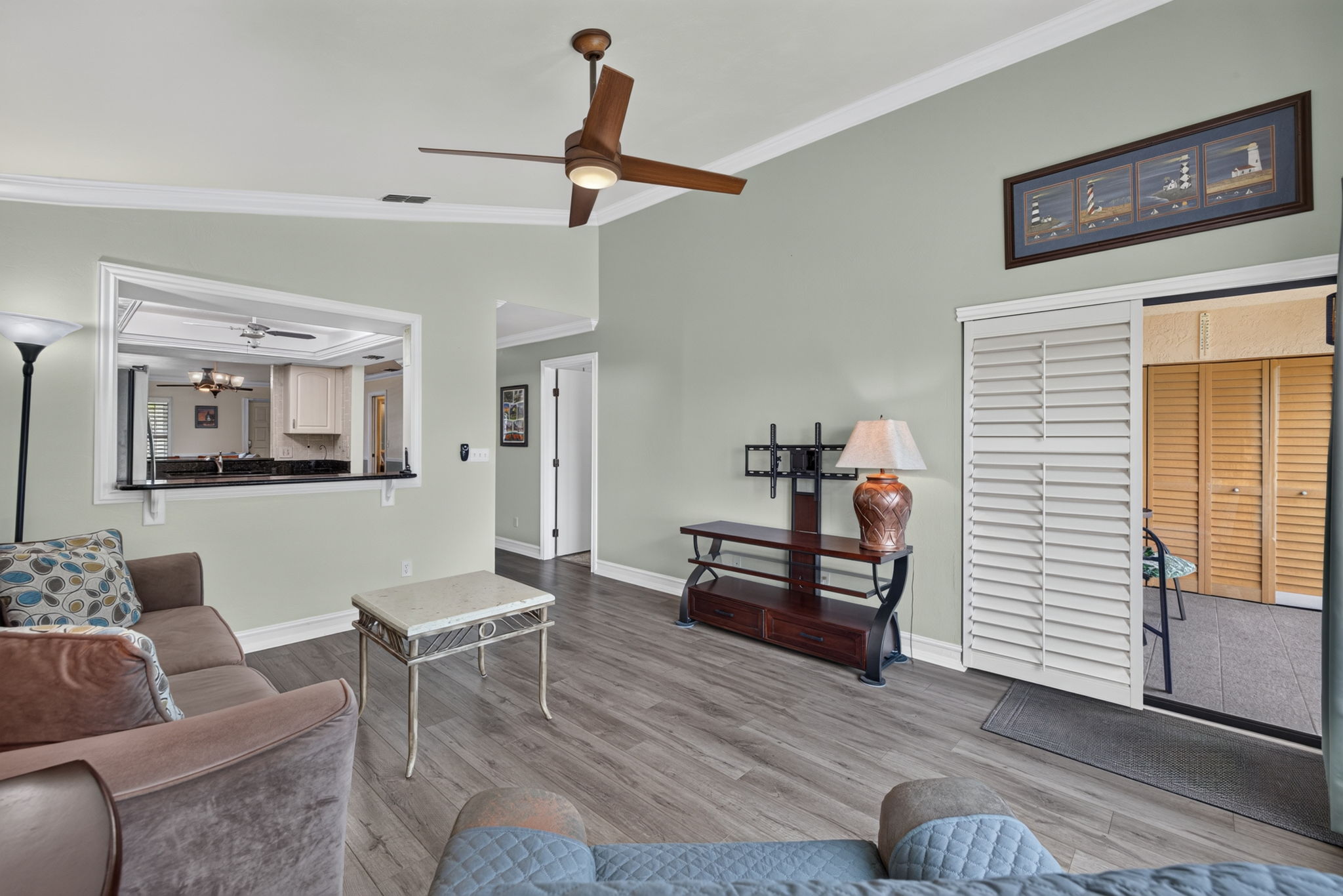 Family Room 3 of 4