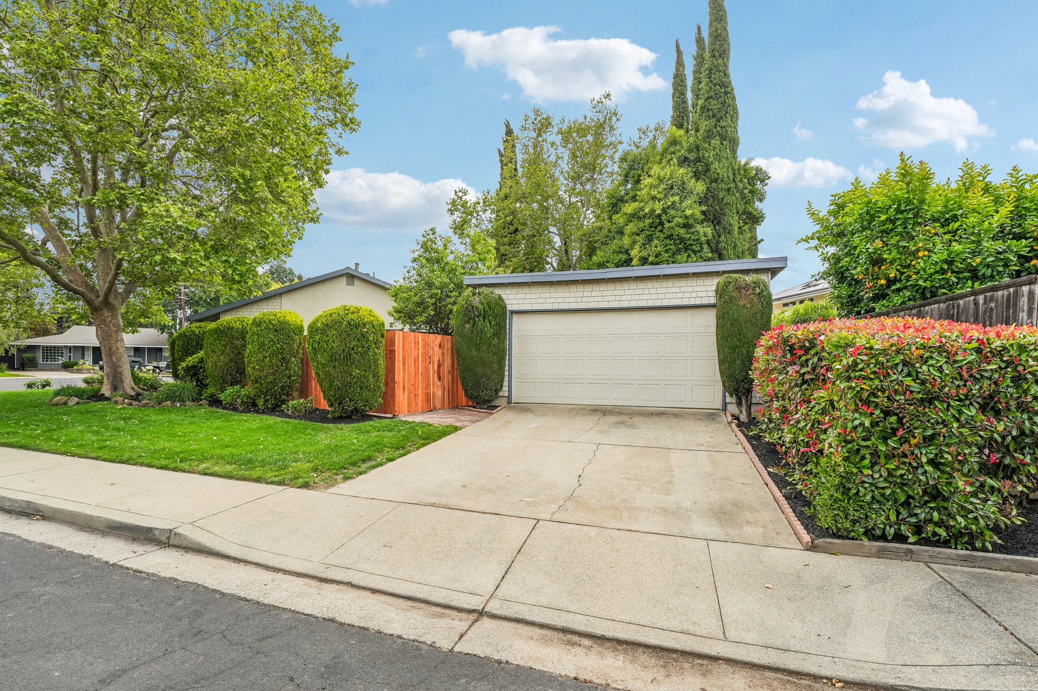 Detached 2 car garage