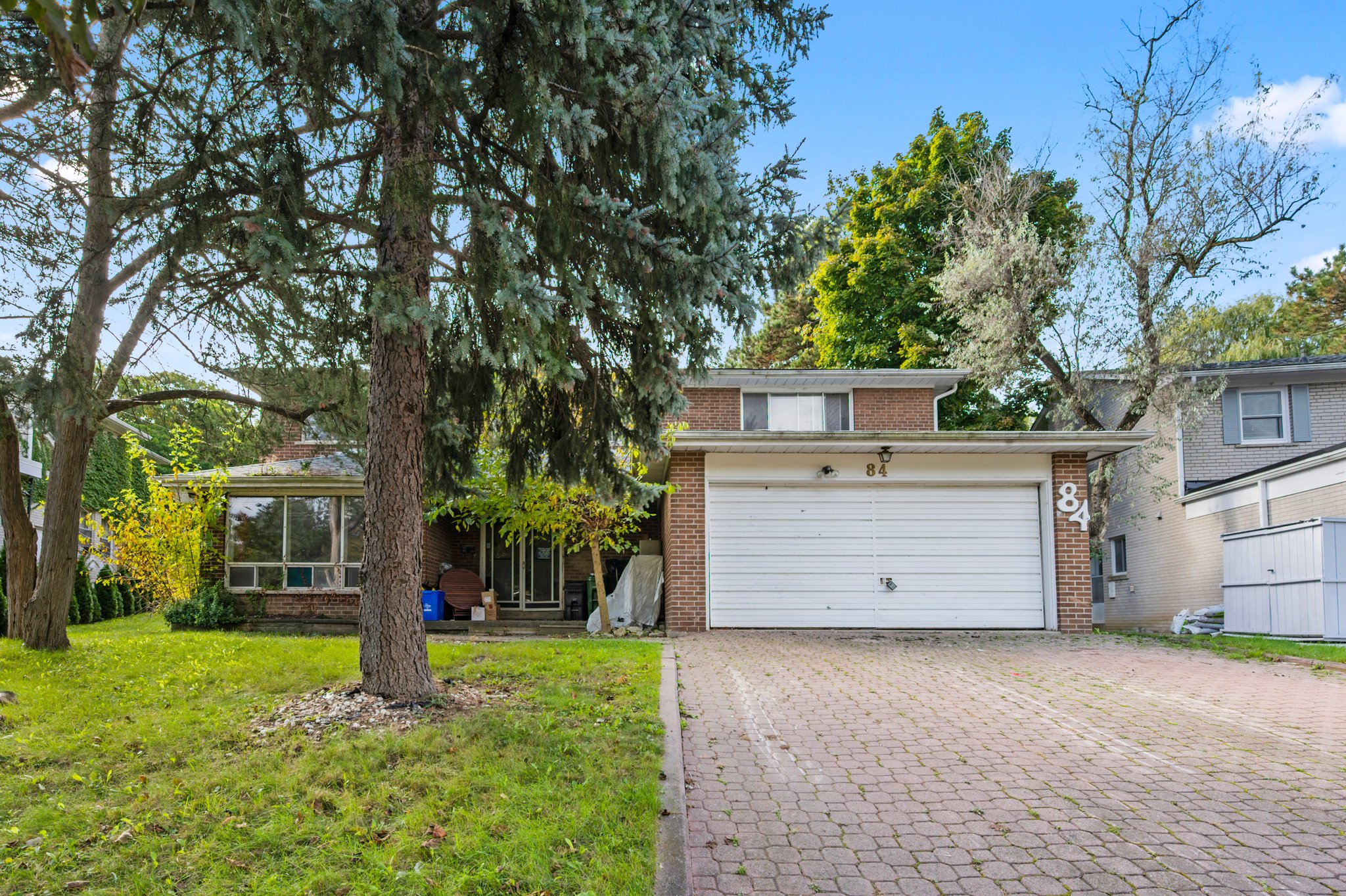 84 Bannatyne Dr Toronto, ON M2L 2P3