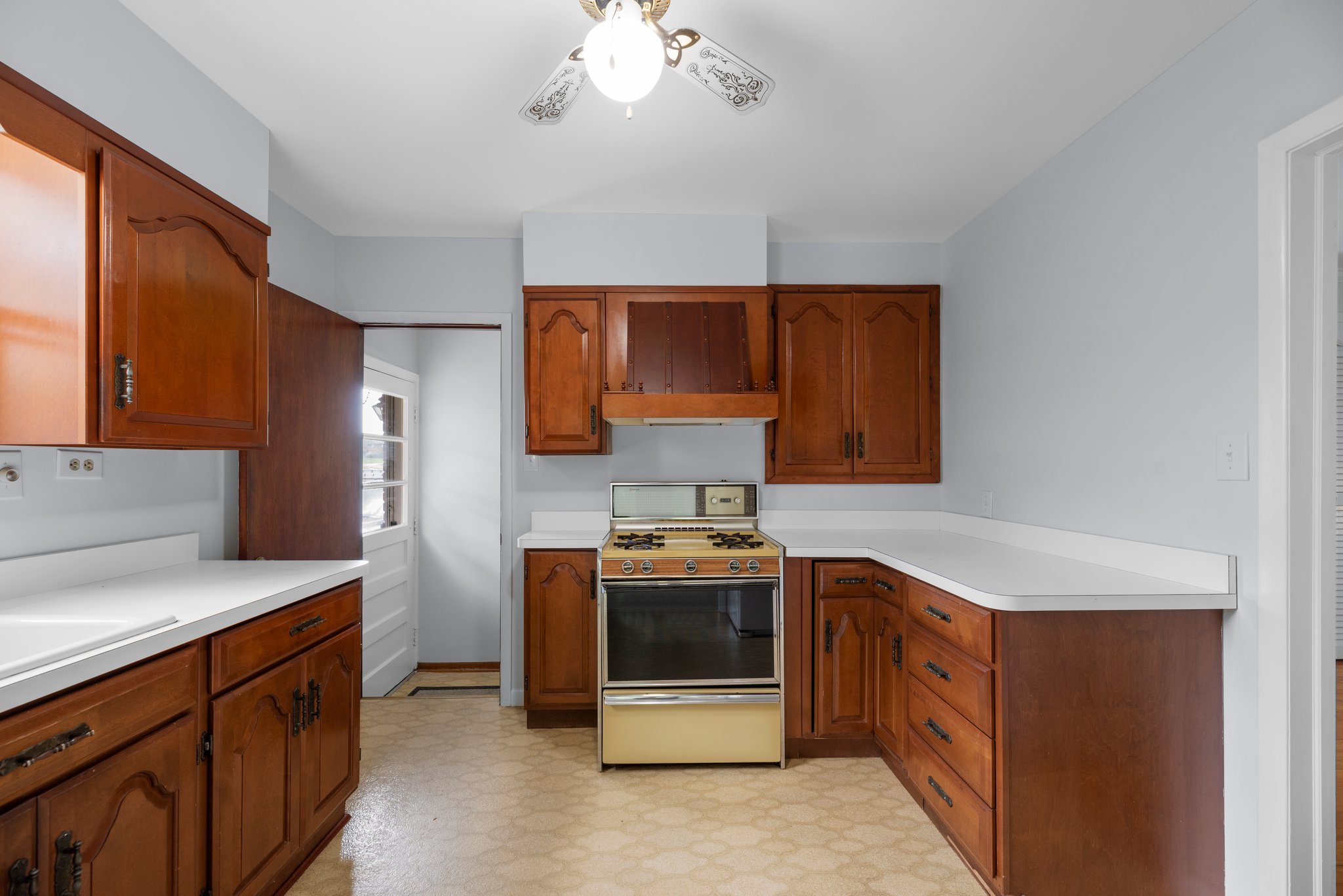 12. Kitchen.JPG