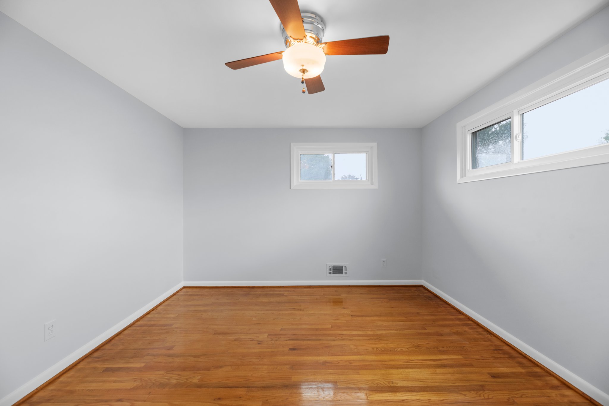 23. Main bedroom.JPG
