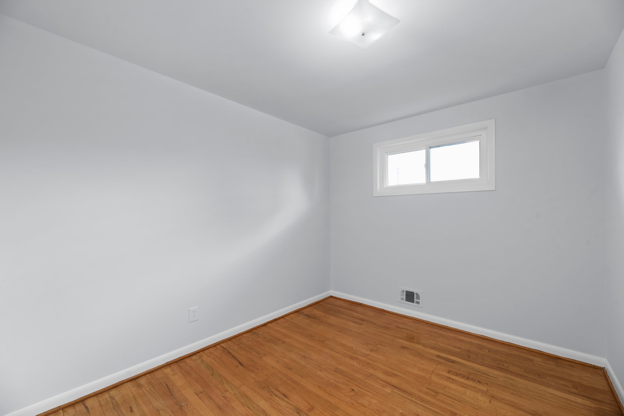 25. Main bedroom.JPG