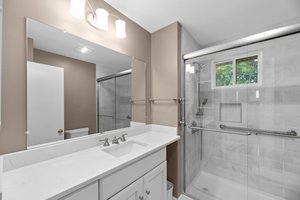 18, Main bath.JPG