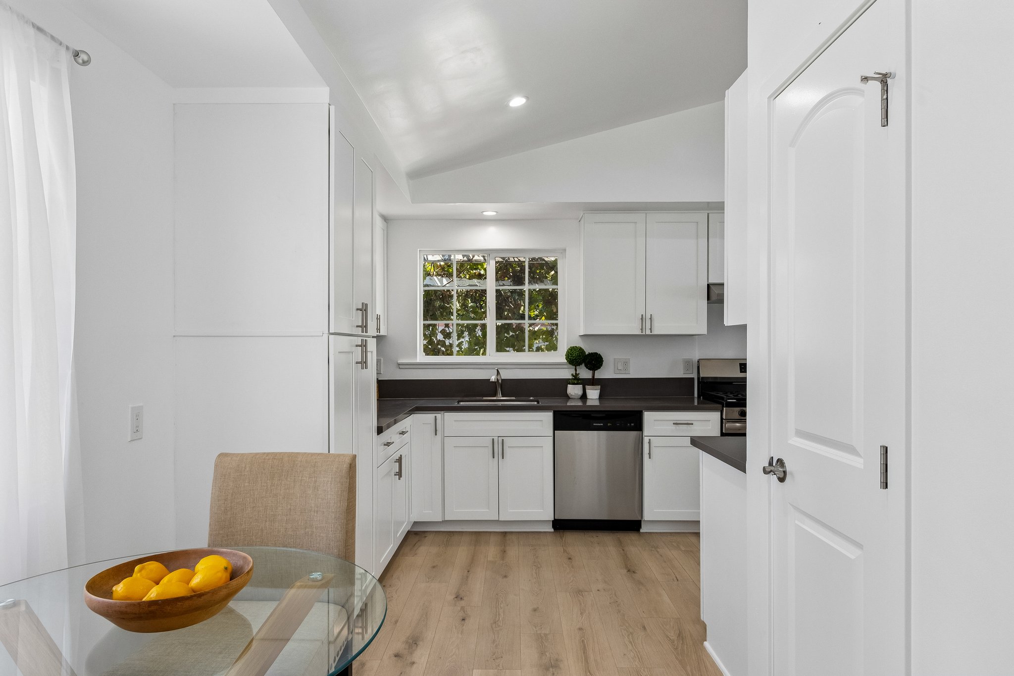 Cozycroft Ave-S2706-015.jpg