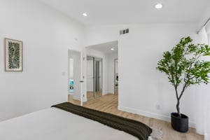 Cozycroft Ave-S2706-020.jpg
