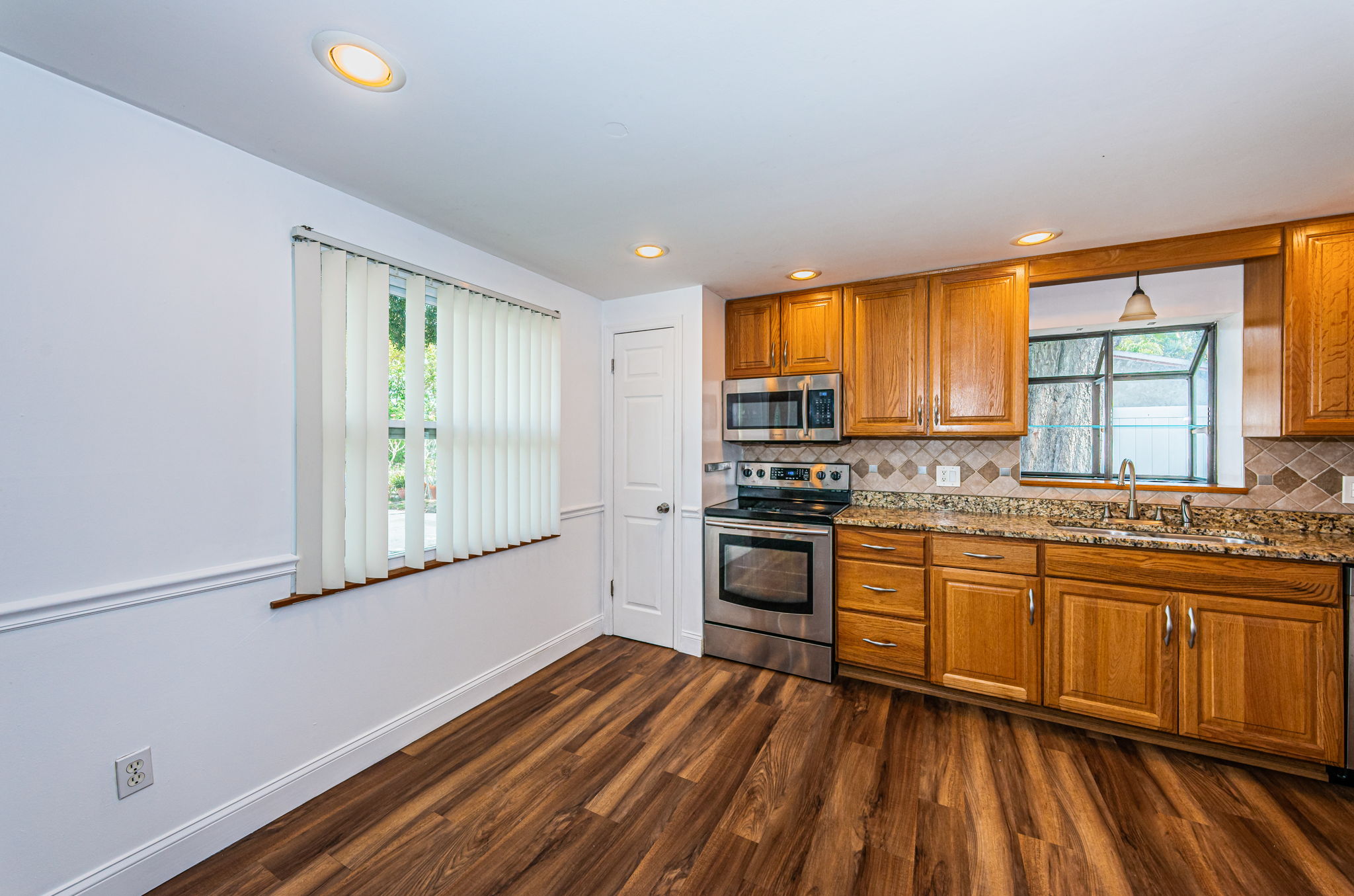 Kitchen Eat-in Area