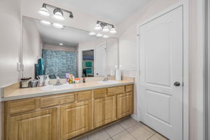 Upper Level Primary Bathroom 1b