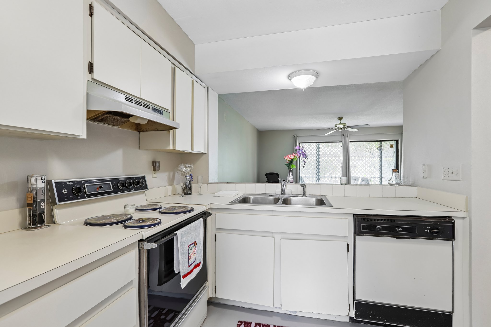 Laurelon Pl-S1208-017.jpg