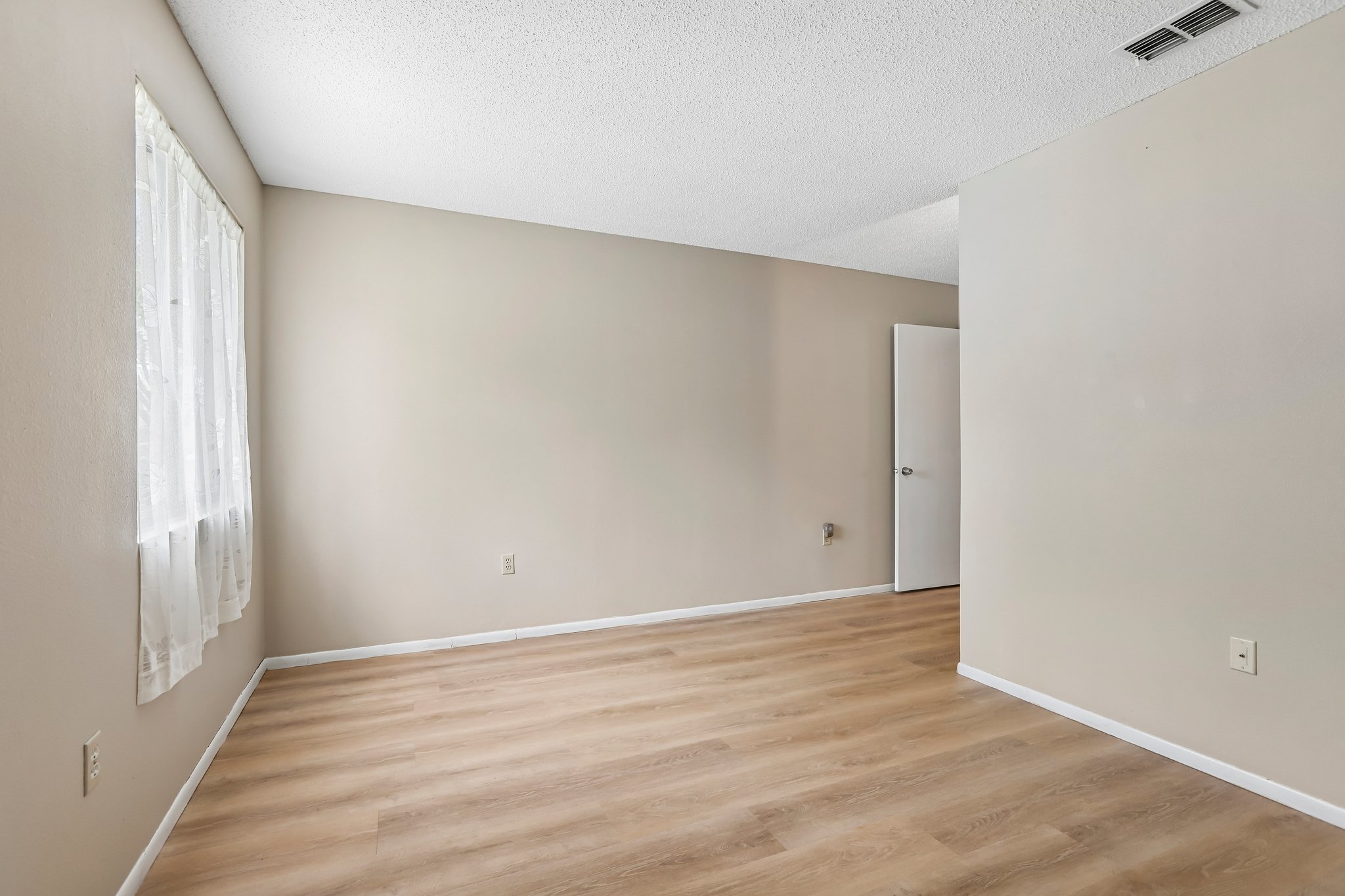 Laurelon Pl-S1208-029.jpg