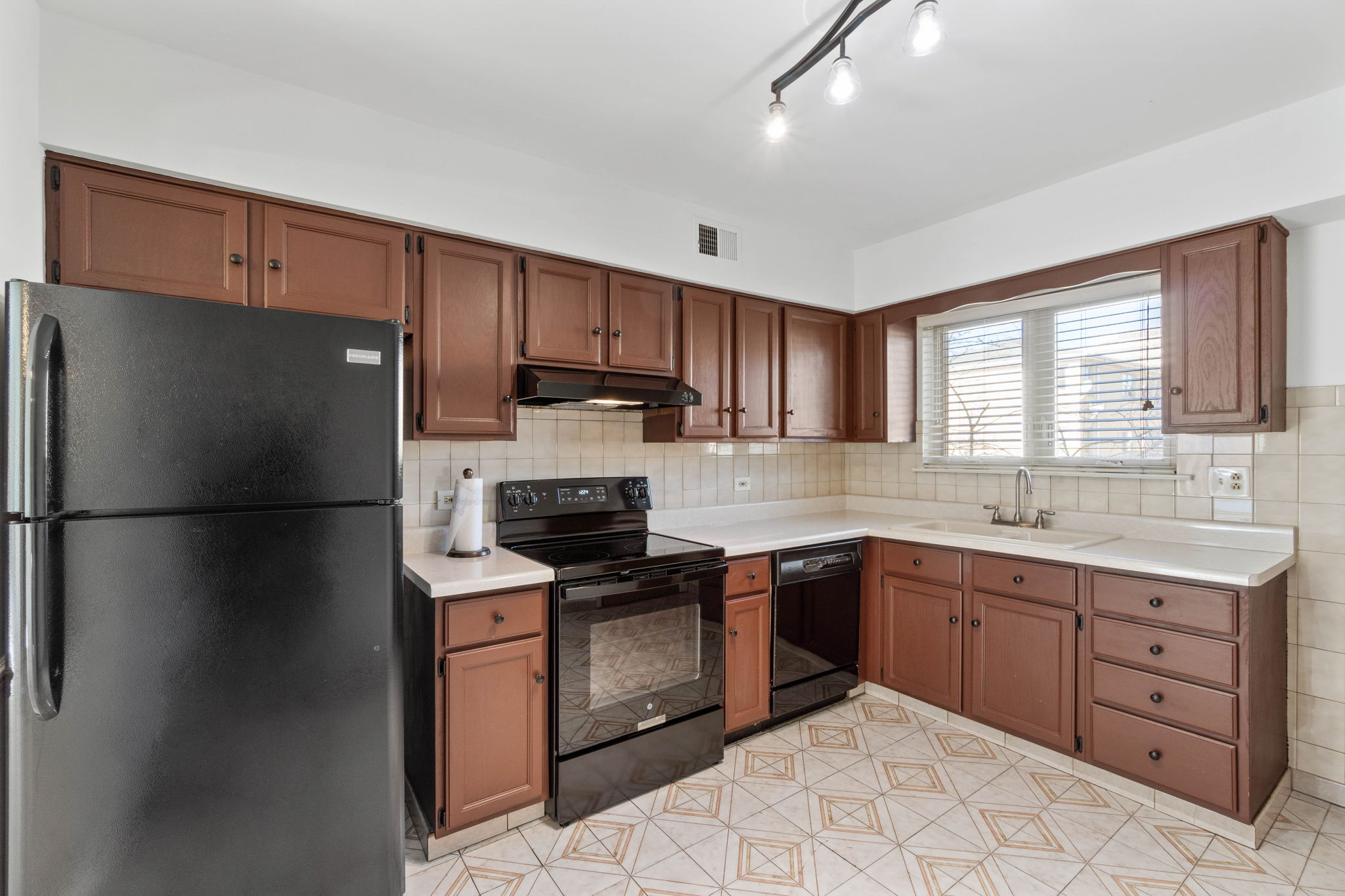 8423 W Gregory St #201, Chicago, IL 60656
