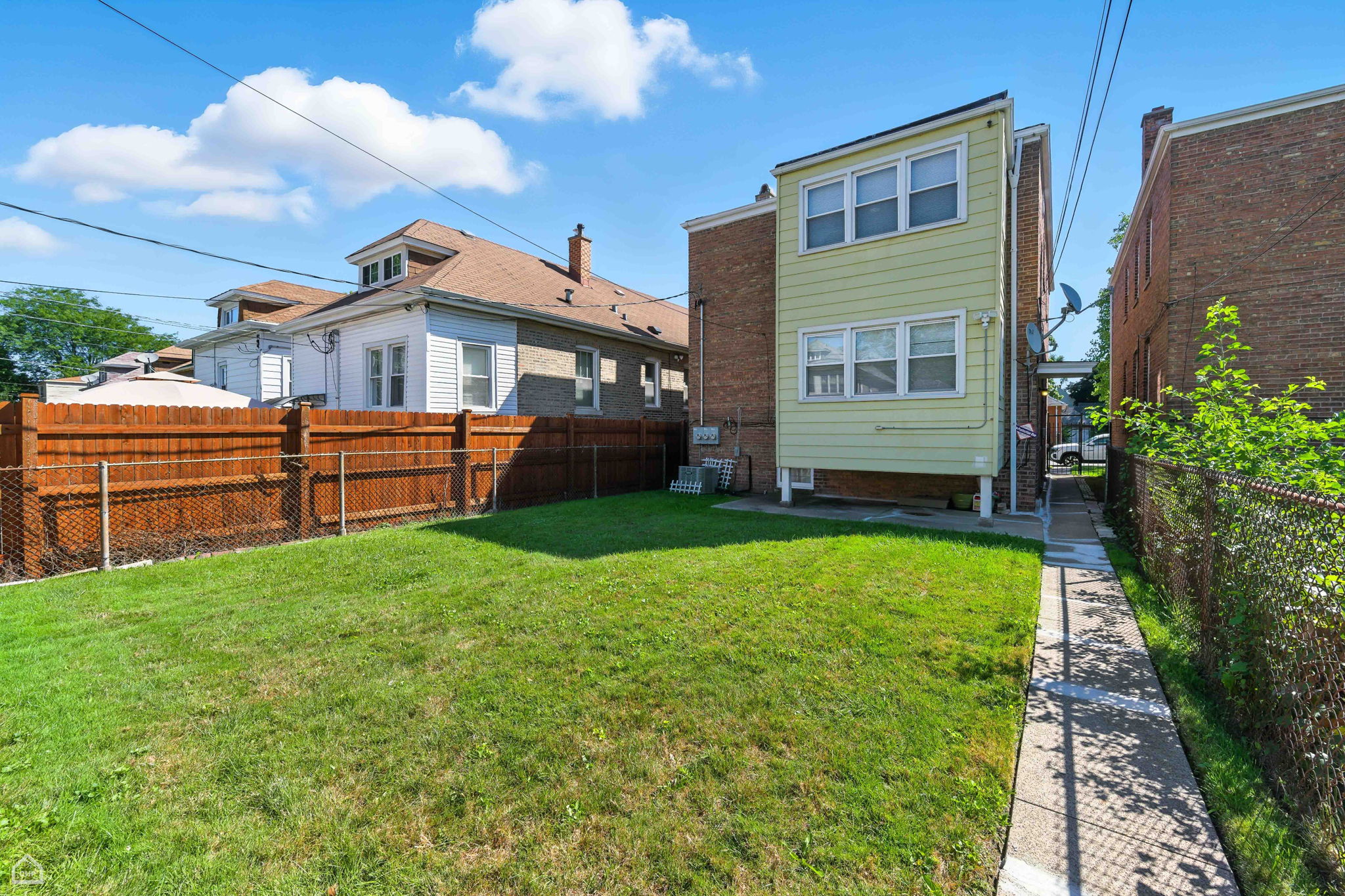 8424 S Essex Ave_002