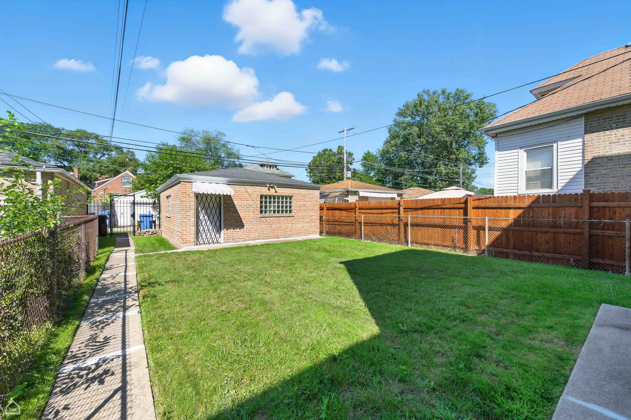 8424 S Essex Ave_003