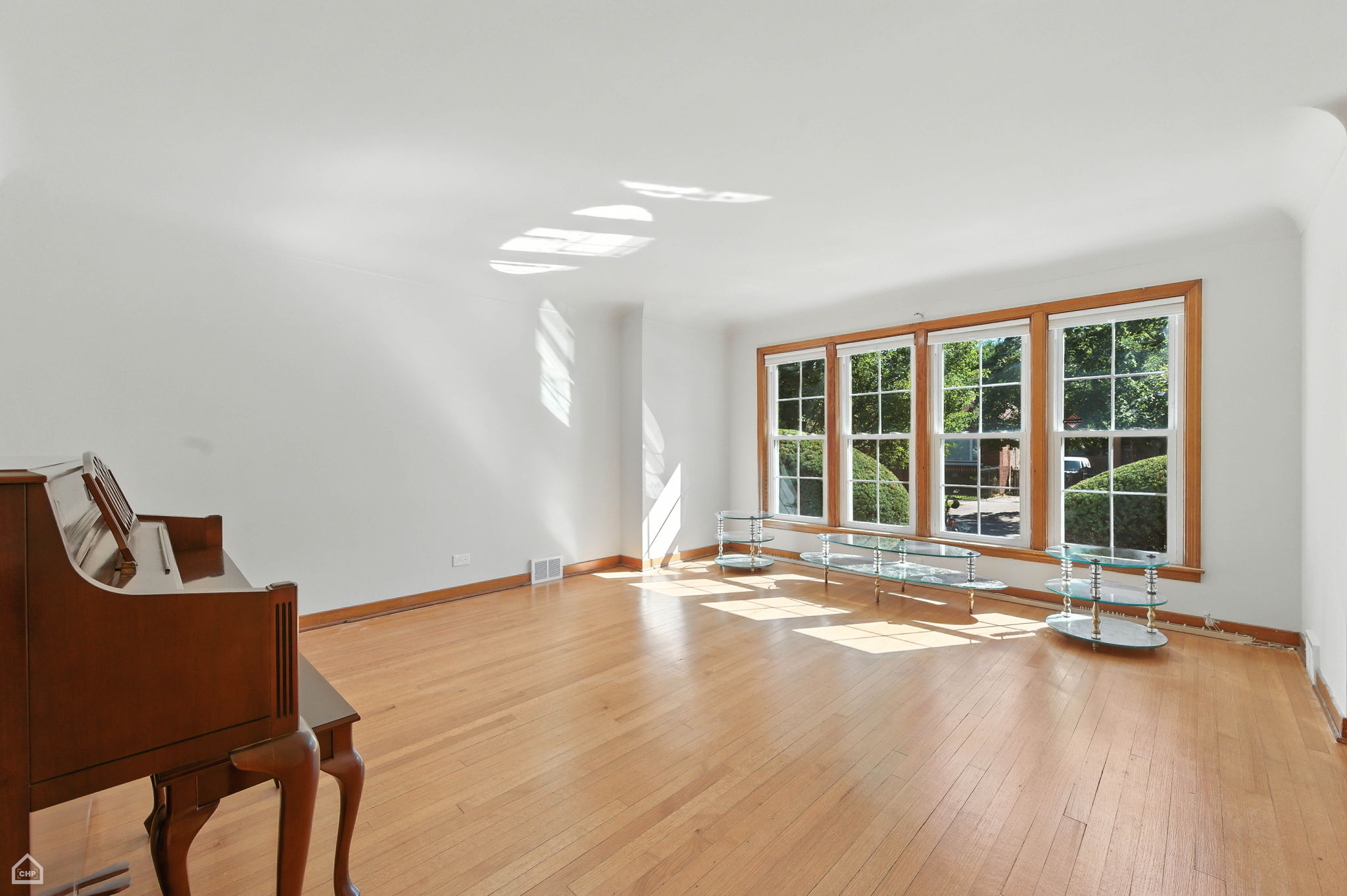 8424 S Essex Ave_006