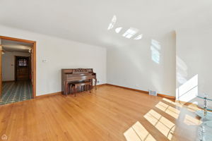 8424 S Essex Ave_005