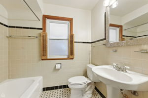 8424 S Essex Ave_008