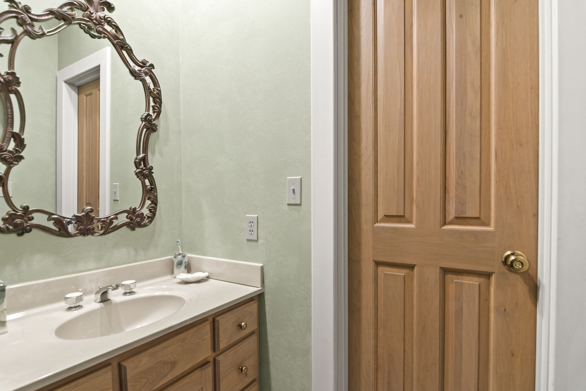 Bed 4 Vanity Area