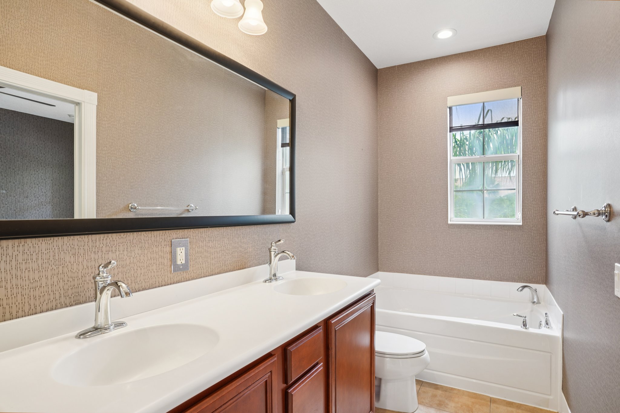 Leatherleaf Ln-0306-030.jpg