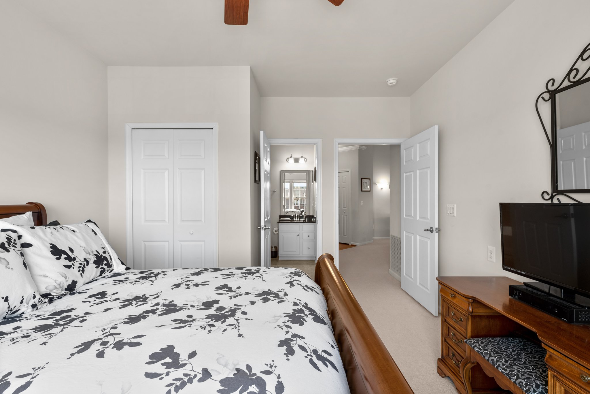 56. Main bedroom.jpg