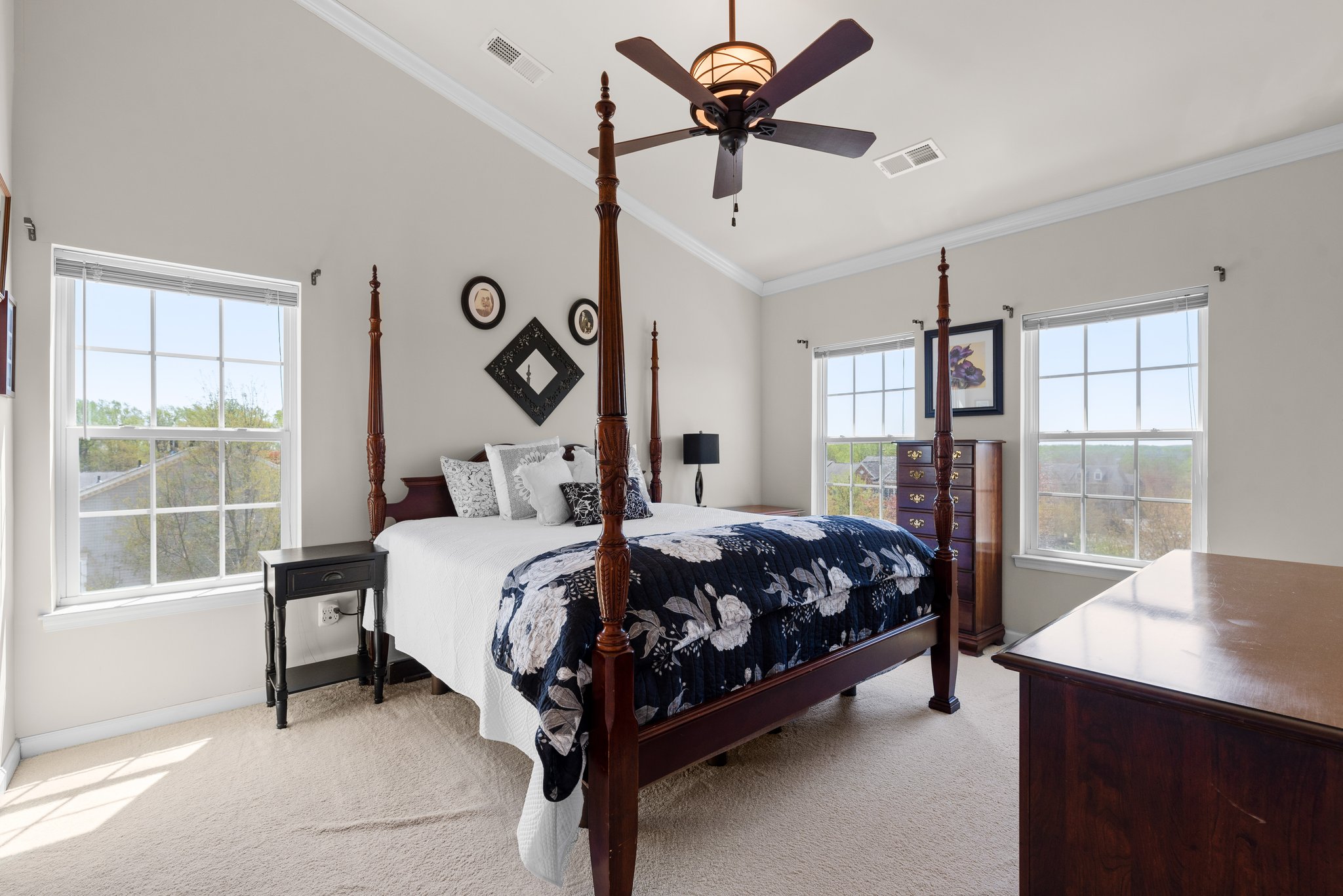 49. Main bedroom.jpg