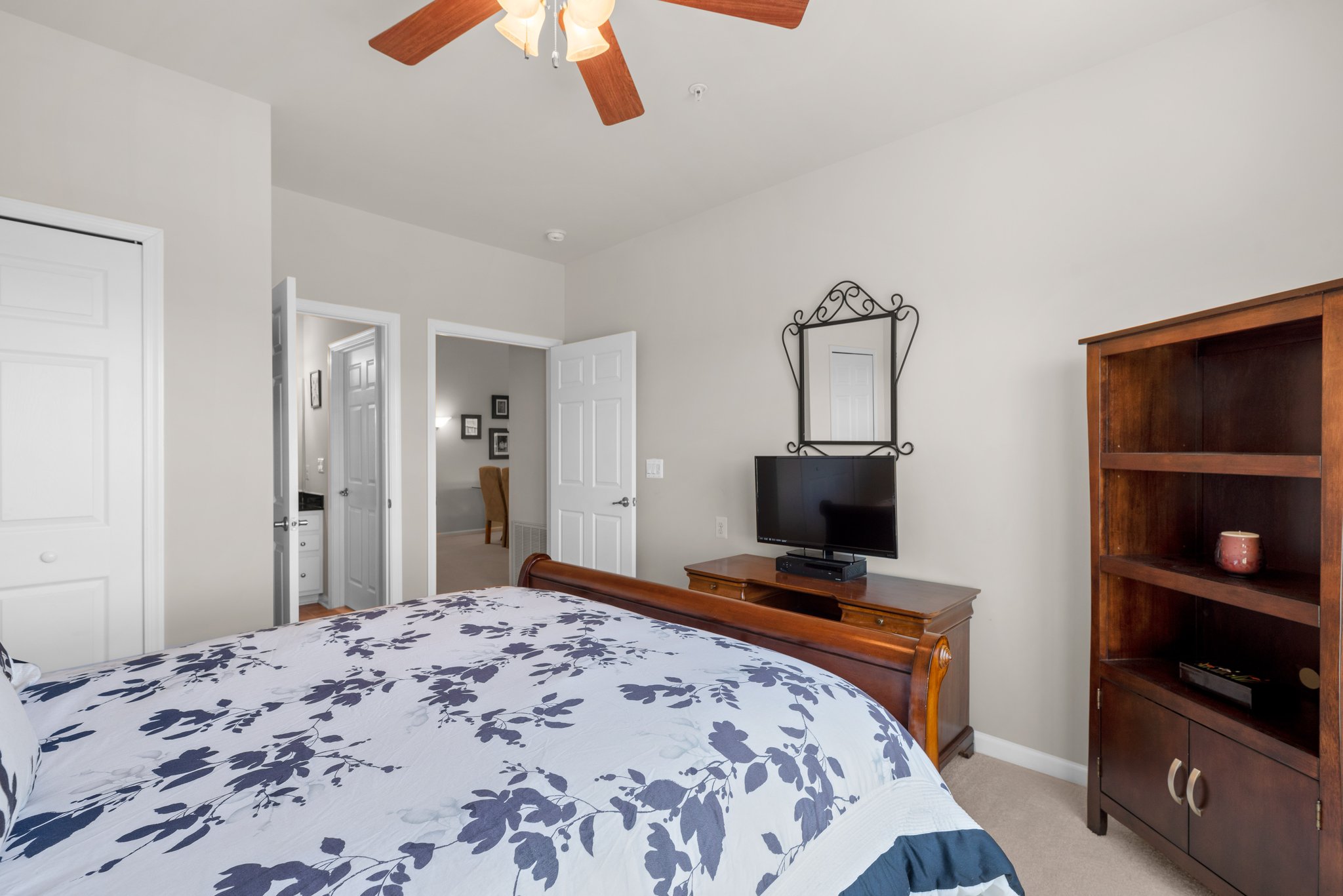 57. Main bedroom.jpg