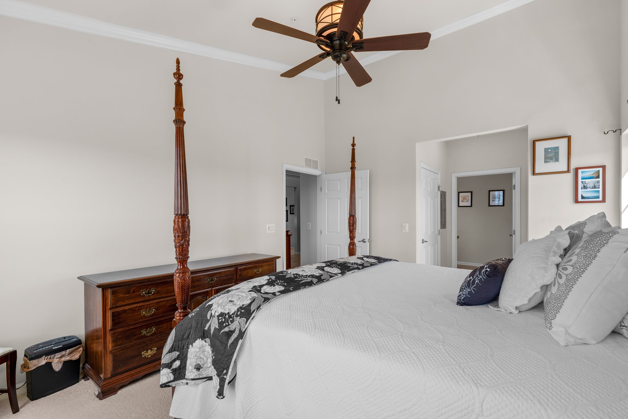 51. Main bedroom.jpg